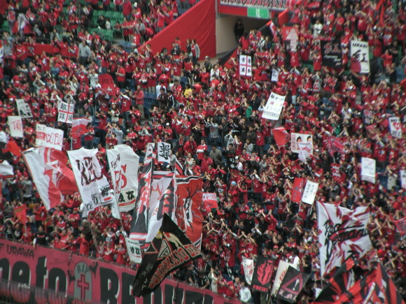 埼玉スタジアム２００２ゴール裏を真っ赤に染めている